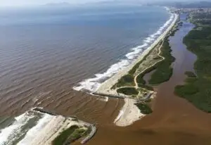 Boca da Barra: o encontro do Rio Itapocú com o mar