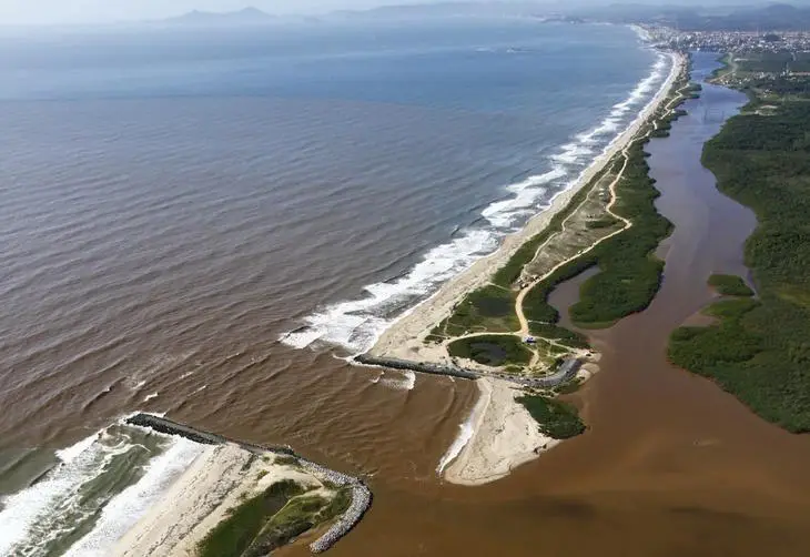 O encontro do rio Itapocú com o Mar