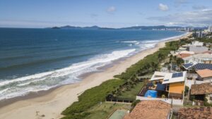Praia do Cerro, em Itajuba: natureza preservada e mar limpo