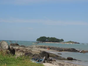 Praia do Grant, em Itajuba: tranquilidade, pesca e ilha paradisíaca