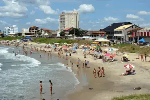 Praia do Tabuleiro: uma das maiores orlas da cidade