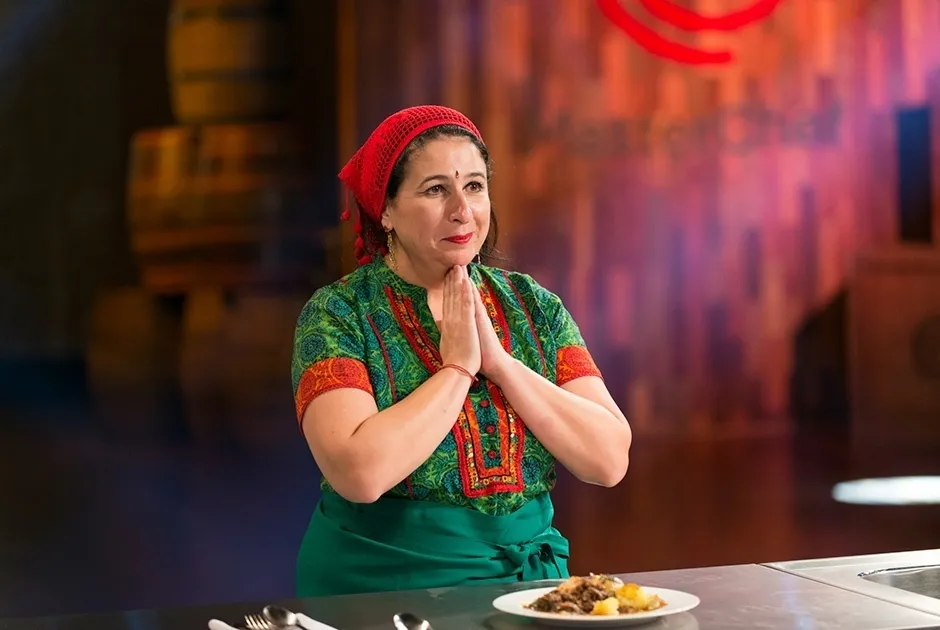 14jun2016 a professora de danca do ventre vanessa e uma das participantes do masterchef
