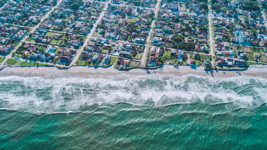 Foto aérea da praia de Itapoá, por Athos Leonan/Prefeitura de Itapoá/Divulgação)
