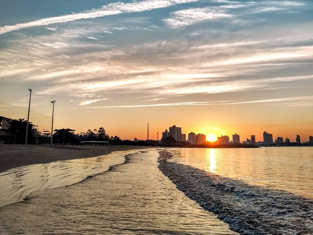 Pôr do sol na Praia Alegre, em Penha