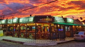 Banana Café Bar: tradição, boa comida e vista para o mar