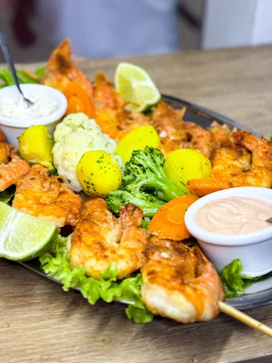 Frutos do mar servidos com salada e vegetais
