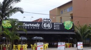 Deck 66: comida de frente para o mar na Praia da Enseada