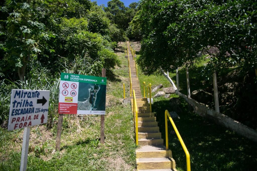 Escadaria que dá acesso ao Mirante da Enseada