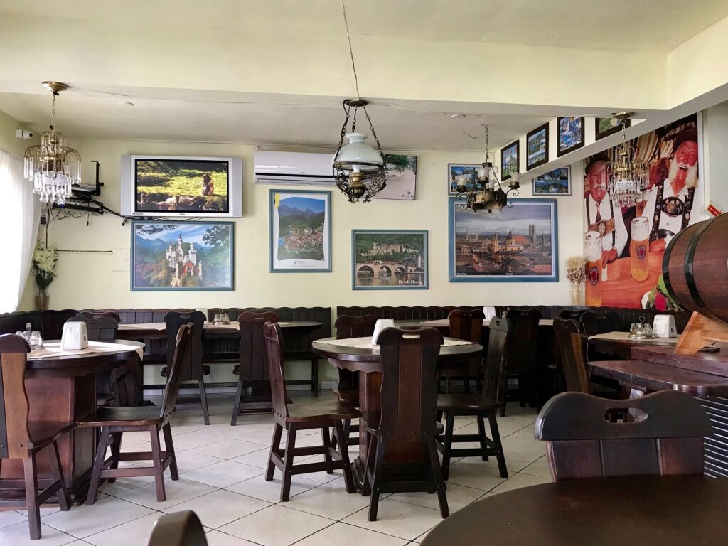 Parte interna do restaurante Haus Heringer