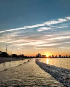 Praia Alegre, em Penha: mar calmo, estrutura urbana e lazer