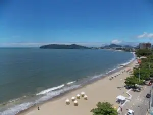Praia Central de Piçarras: infraestrutura completa e mar calmo