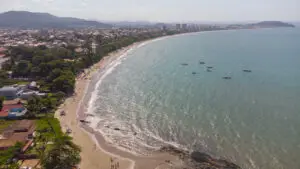 Praia da Armação, em Penha (SC): trapiche e beleza natural