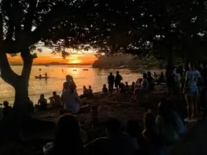Praia do Cascalho, em Penha: pôr do sol e natureza selvagem