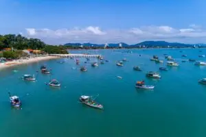 Praia do Trapiche, em Penha: cartão-postal histórico e mar calmo