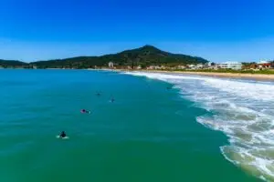 Praia Grande, em Penha: refúgio tranquilo e piscinas naturais