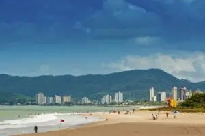 Praia Ponta do Jacques, em Piçarras: lazer e refúgio tranquilo