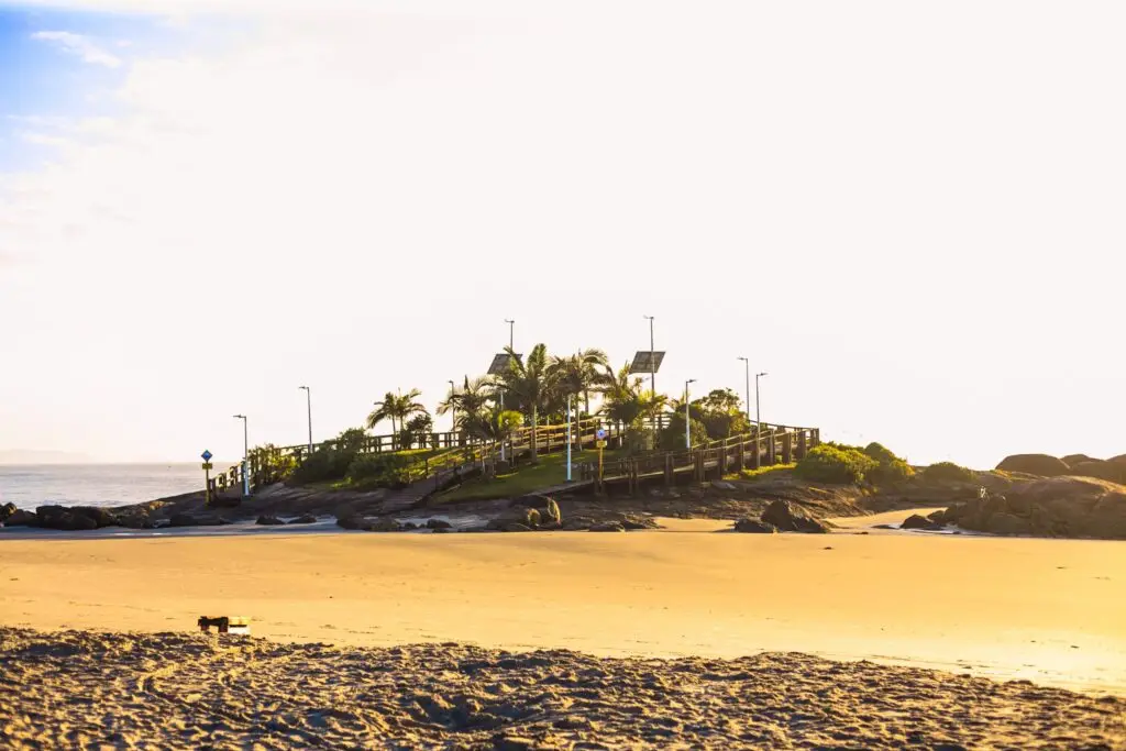 Imagem da praia da terceira pedra, em Itapoá.