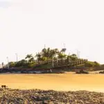 Imagem da praia da terceira pedra, em Itapoá.