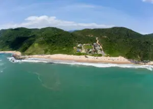 Praia Vermelha: natureza preservada, trilhas e cachoeira