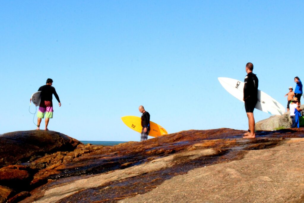 surfistas na terceira pedra, em itapoa sc