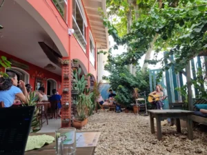 Yallah Cozinha Plural: experiência gastronômica pé na areia