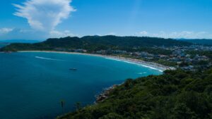 Praia de 4 Ilhas em Bombinhas: muita beleza e surf
