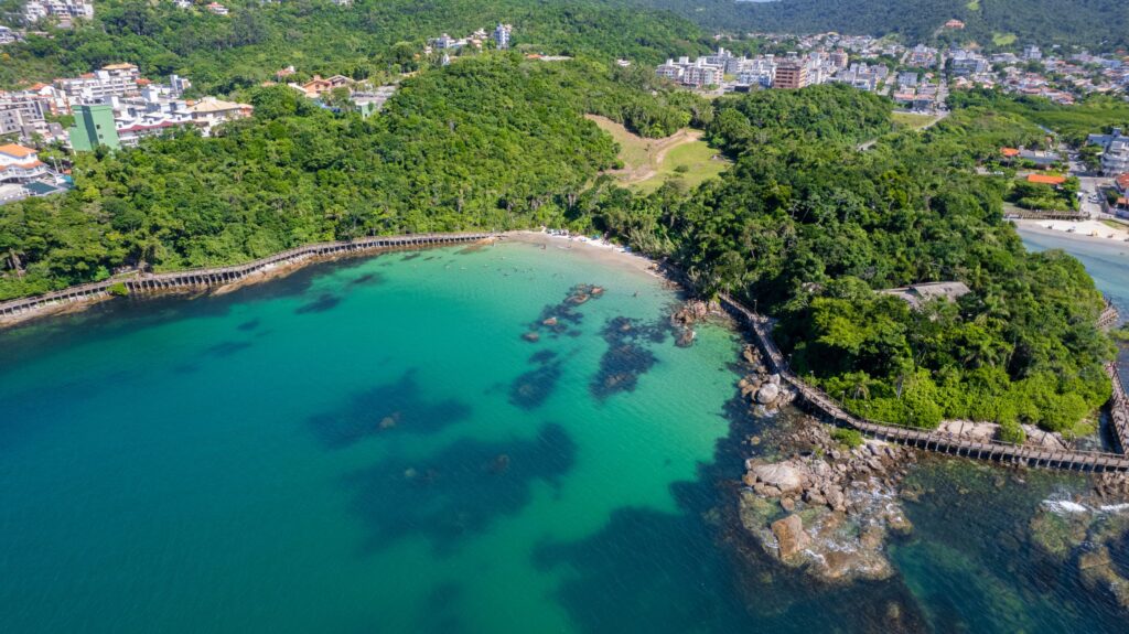 Praia do Ribeiro, em Bombinhas