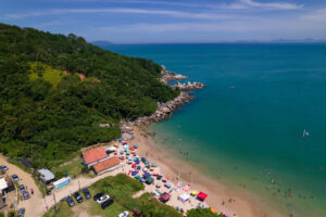 Praia de Bombinhas: o principal cartão-postal da cidade