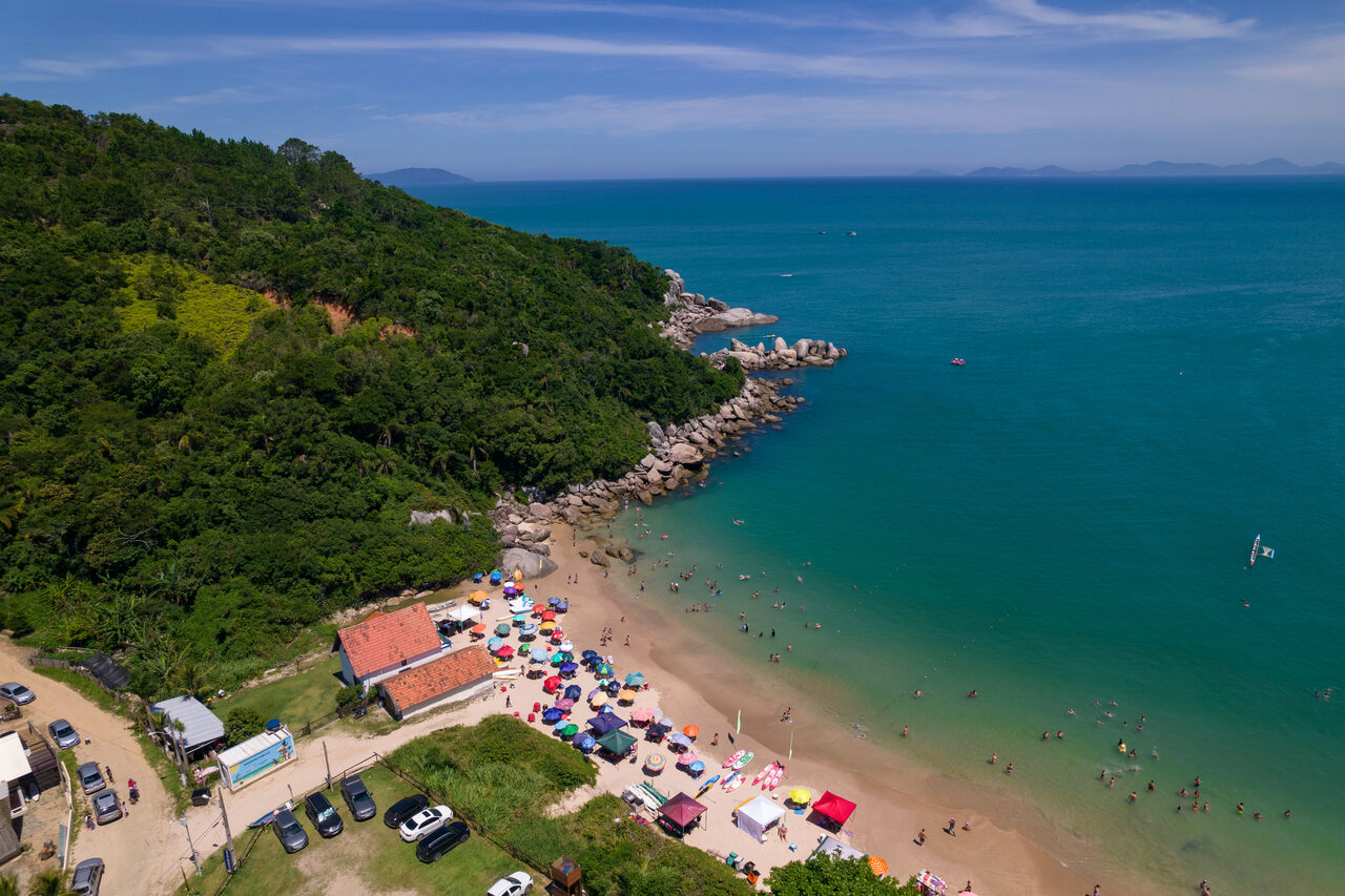Praia de Bombinhas - SC. Foto de Tiago Flores.