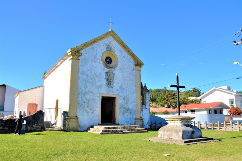 Praia da Armação da Piedade: história e tranquilidade 2 Capela da Armação da Piedade