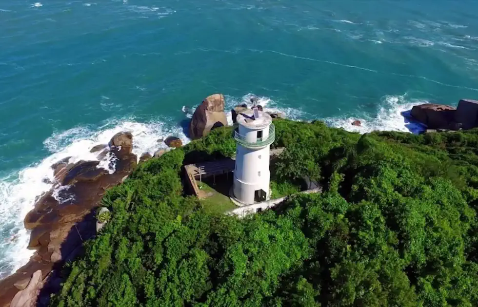 farol praia naufragados