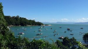 Ganchos de Fora: vila de pescadores e trilhas para praias