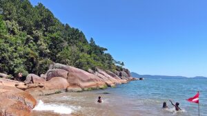 Praia de Calheiros: mar calmo e clima familiar
