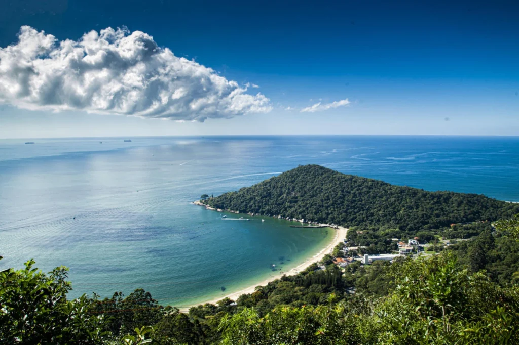 Praia de Laranjeiras, em Balneário Camboriú - SC
