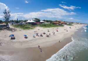 Praia do Bispo: tranquilidade, natureza e mar aberto