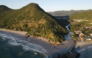 Praia do Matadeiro: natureza preservada e boas ondas