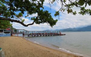 Praia do Ribeirão da Ilha: história açoriana e gastronomia