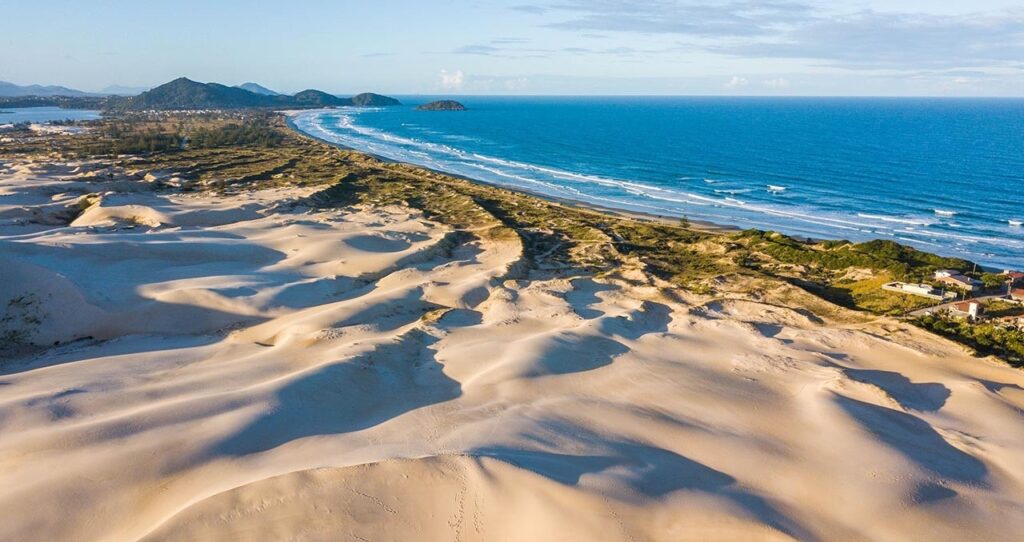 Praia da Ribanceira: dunas, baleias e natureza bruta 1 Dunas praia da Ribanceira