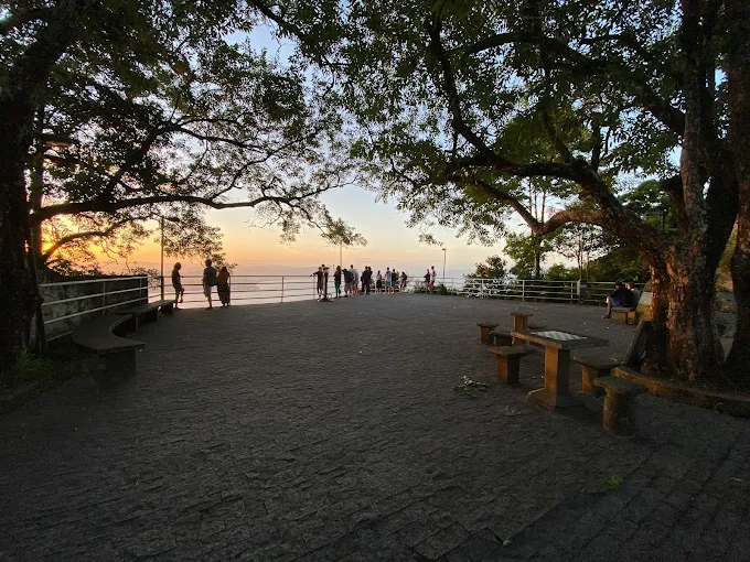 Pôr do sol no Mirante do Morro da Cruz, em Florianópolis