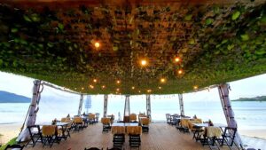 Parador Garopaba: frutos do mar, deck à beira-mar e espaço kids