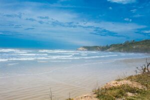 Praia da Ribanceira: dunas, baleias e natureza bruta