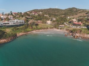 Praia da Vigia: refúgio de águas calmas e cenário exclusivo