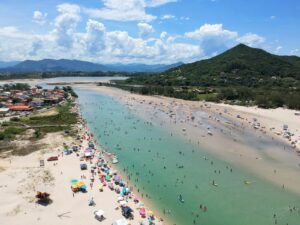 Praia de Ibiraquera: lagoa, mar e um cenário raro