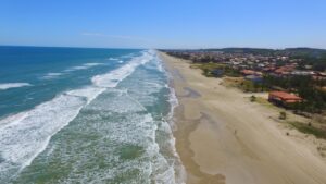 Praia Campo Bom: dunas gigantes e veraneio raiz