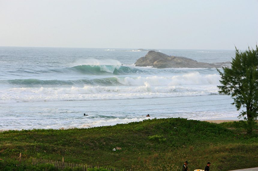 Surf na praia da Ferrugem, em Garopaba