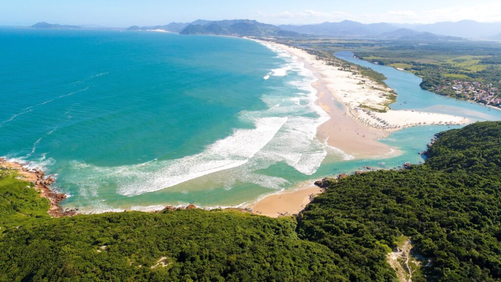 Praia da Guarda do Embaú, em Palhoça