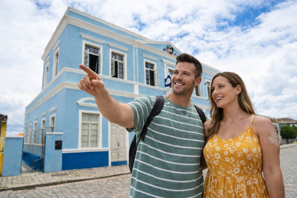 Casal explorando a cidade de São Francisco do Sul